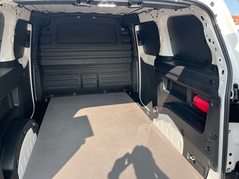  Volkswagen Id. Buzz Cargo Pro 77kwh Commerce Panel Van 5dr Electric Auto 204 Ps
