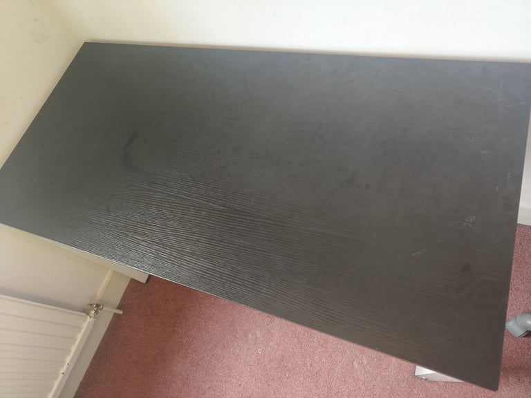 Strong Table with almunium legs and premium quality finish