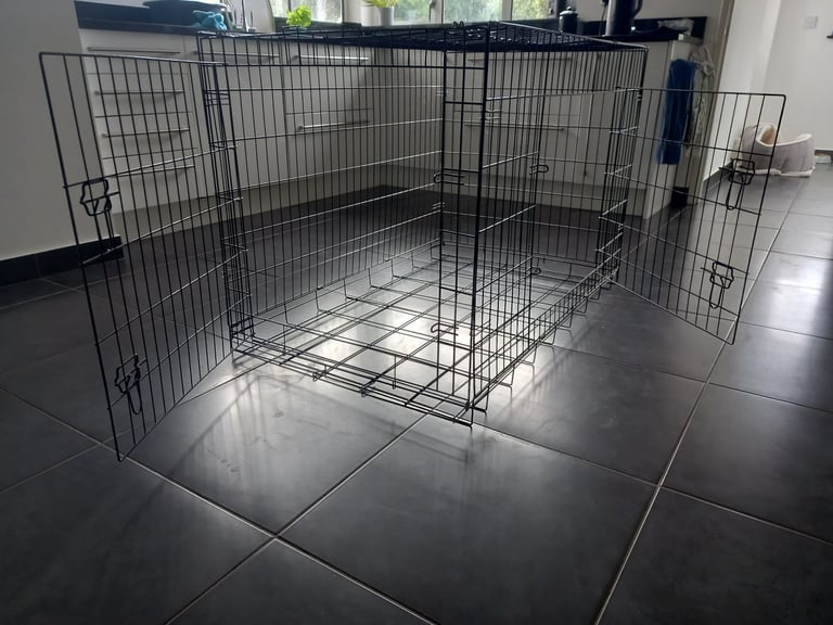 Large dog crate with removable plastic tray