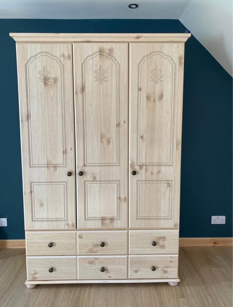 image for Stylish tripple door wardribe