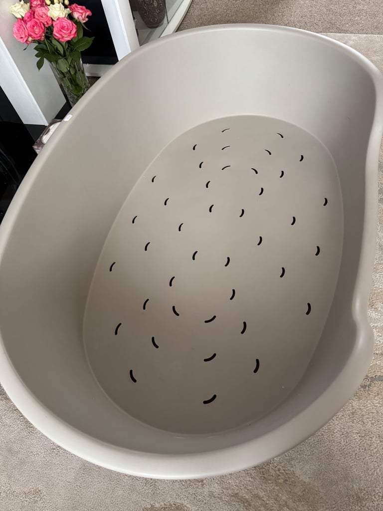 NEW EXTRA LARGE GREY PLASTIC DOG BED