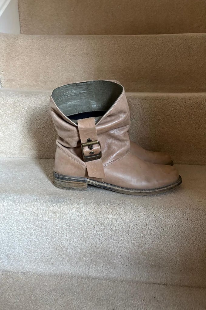 image for Boots  , Red or Dead size 6