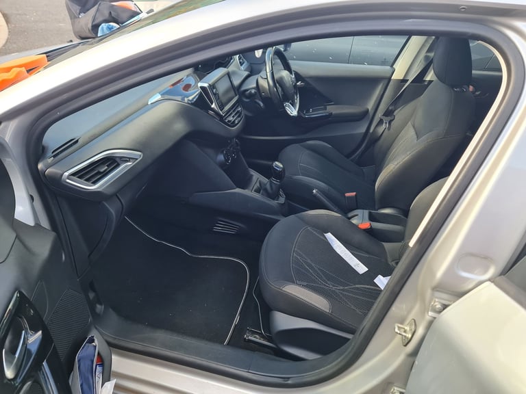 Peugeot, 208, Hatchback, 2015, Manual, 999 (cc),5 doors - Image 6