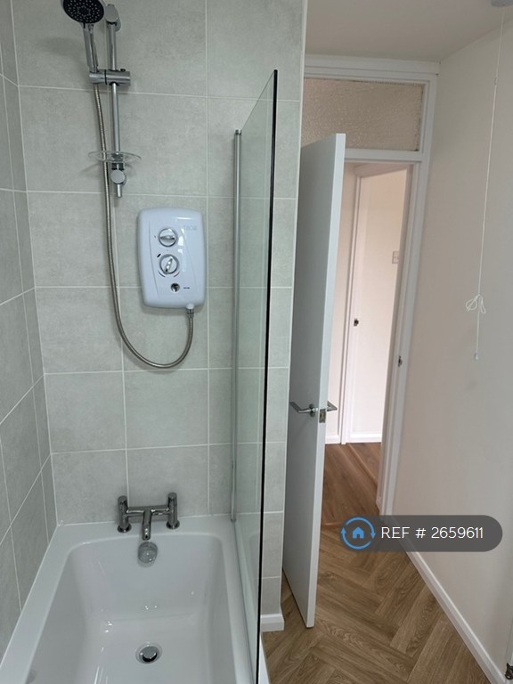 2 bedroom flat in Edinburgh Cresent, Bourne, PE10 (2 bed) (#2659611)