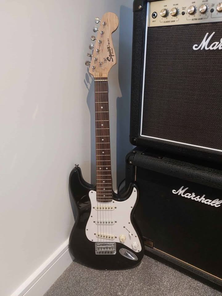 Black Fender Squier Stratocaster Mini in excellent condition