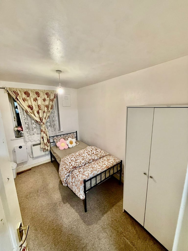 Room to rent in E16