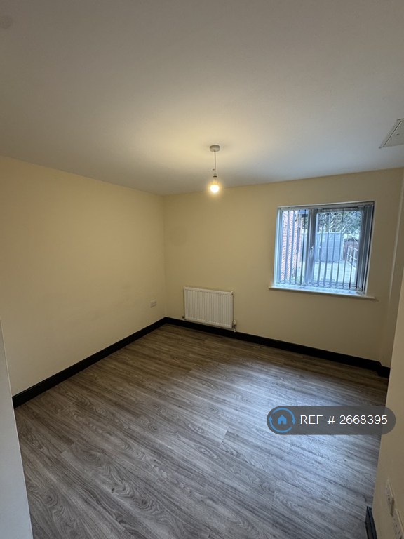 1 bedroom flat in Burgess Road, Leicester, LE2 (1 bed) (#2668395)