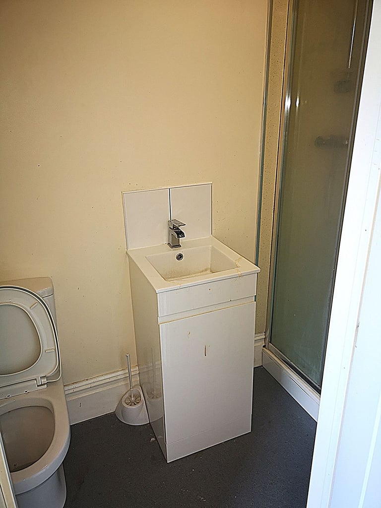 Ensuite DSS only shared house - fantastic place, 6 x ensuites. Not to be missed!