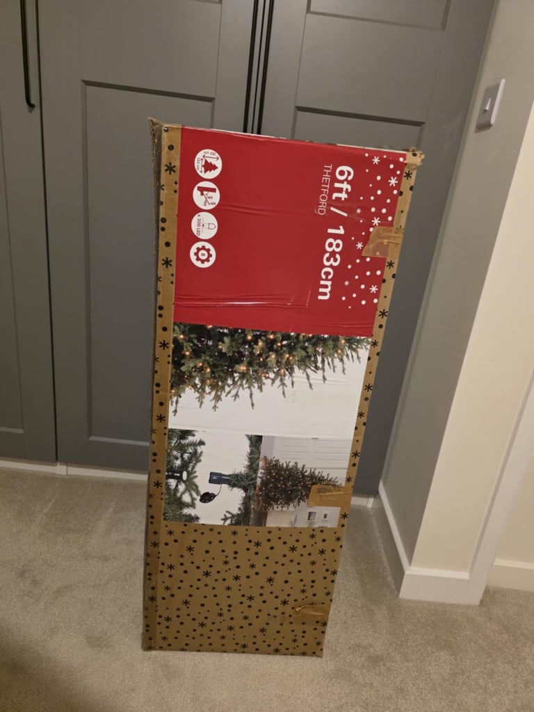 Selling my 6ft pre-lit Christmas tree from B&Q 🎄