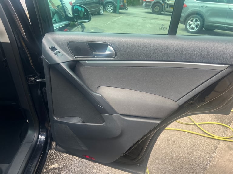 2013 Volkswagen Tiguan 2013 2.0 TDi BlueMotion Tech SE 5dr 4X4  DSG AUTO BLACK SERVICE HISTORY ES...