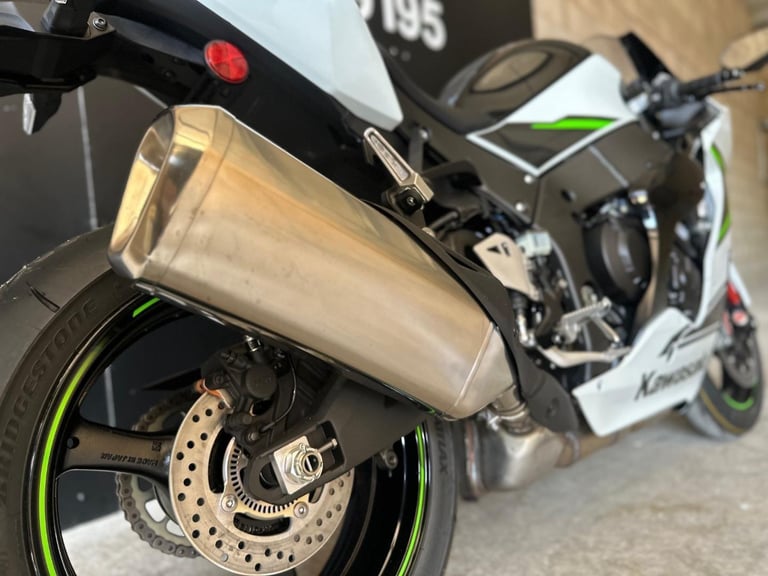 STUNNING ONE OWNER 2024/24 KAWASAKI ZX-10R MOTORCYCLE 