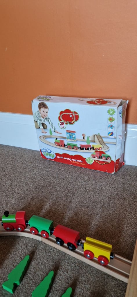 WOODEN TRAIN SET WITH TRAIN AND ACCESSORIES. No 2.