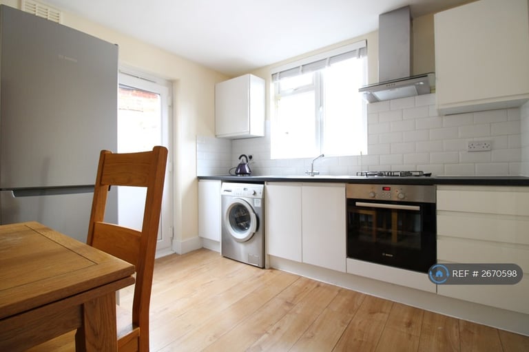 3 bedroom flat in Kellino Street, London, SW17 (3 bed) (#2670598)