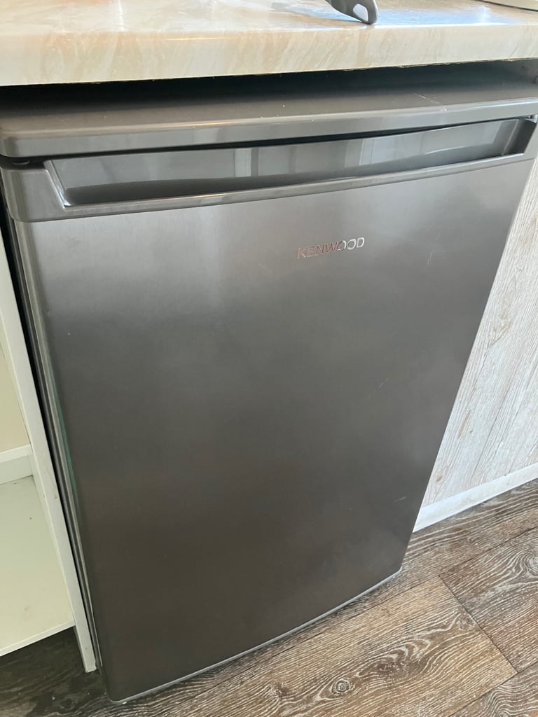 Fridge freezer (under counter)