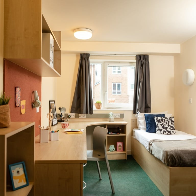 STUDENT ROOMS TO RENT IN LEEDS. BRONZE ROOM WITH PRIVATE ROOM, BATHROOM AND STUDY DESK