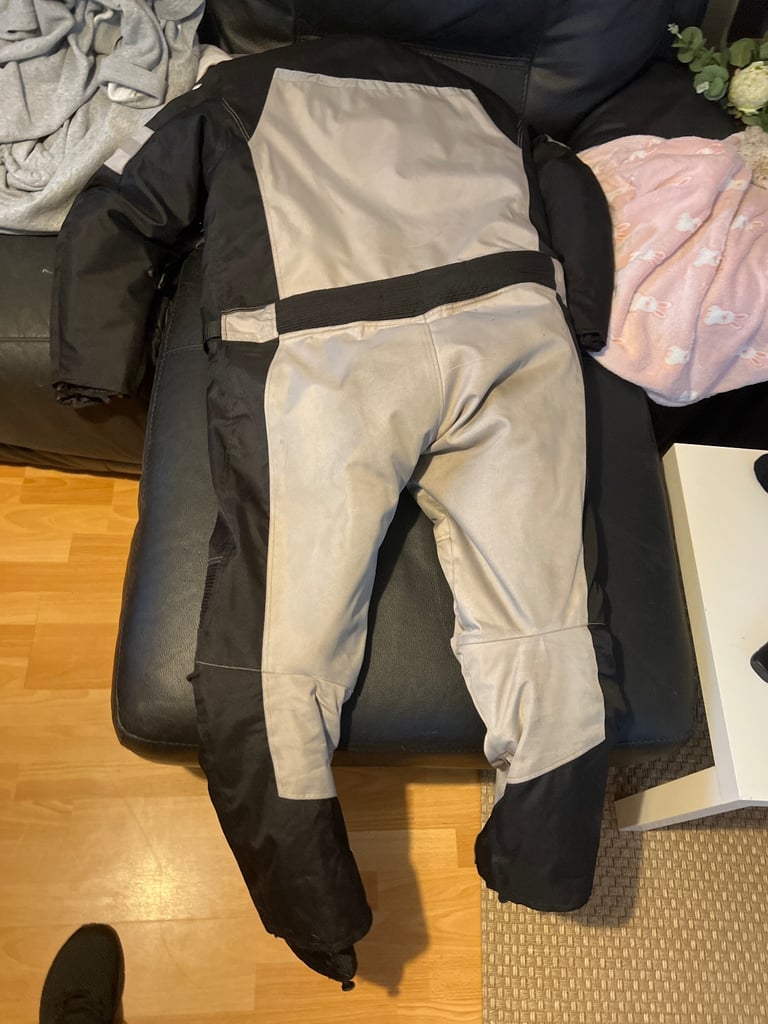 Motorcycle suit with pads inside