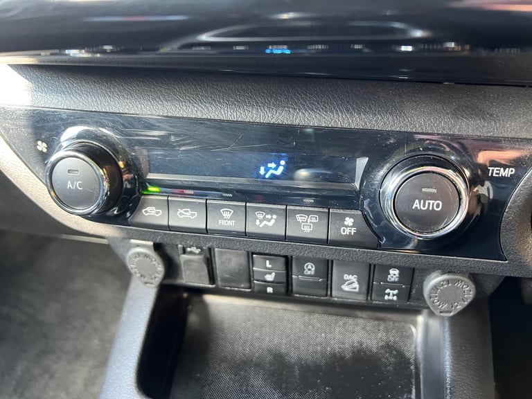 TOYOTA HILUX 2.4 D-4D 150PS INVINCIBLE MANUAL 4WD 4X4 PICKUP 71 REG 65,300 MILES