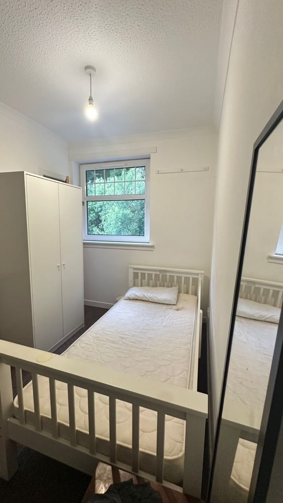 Single room for rent - female students only