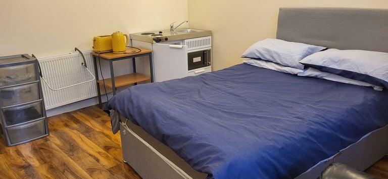 Bedsit to let  Perth city center 