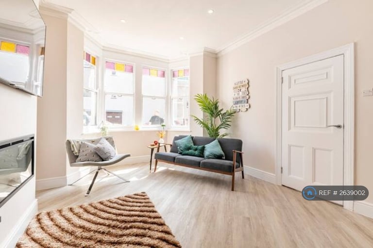 2 bedroom flat in San Remo Parade, Westcliff-On-Sea, SS0 (2 bed) (#2639002)