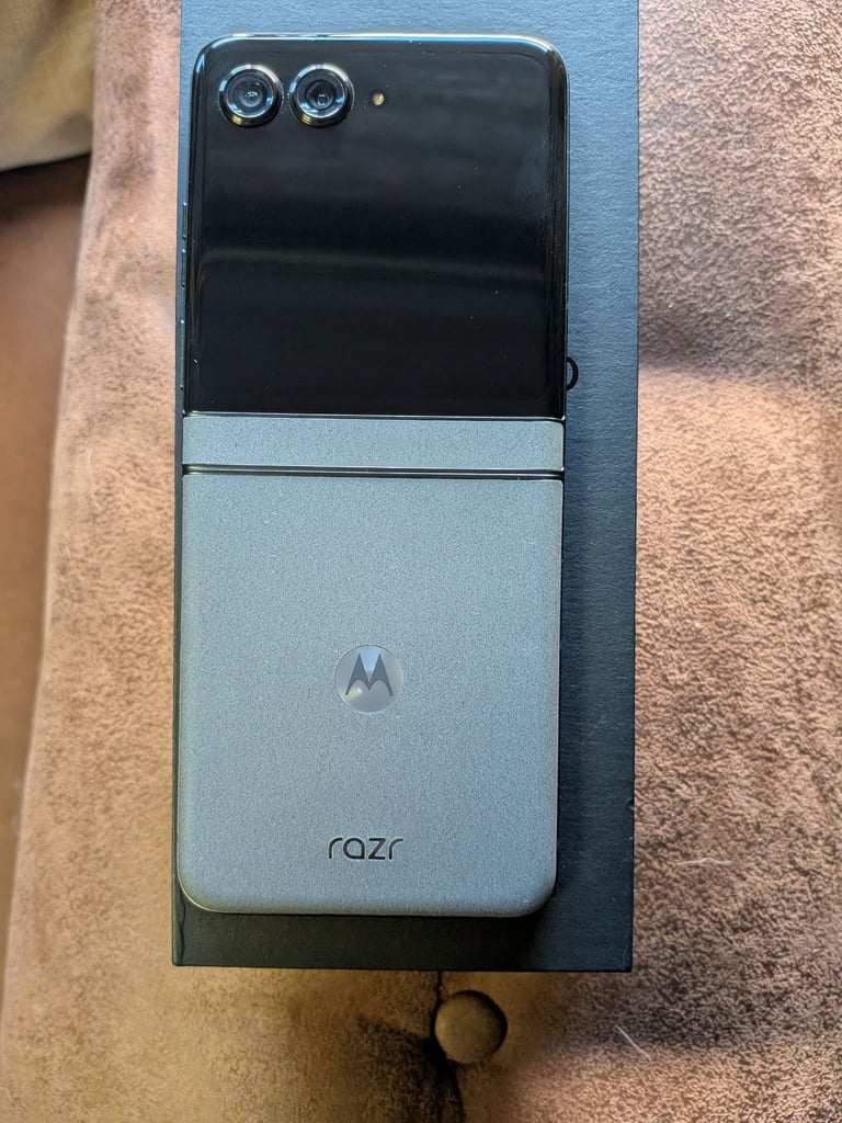 Motorola RAZR 50 koala grey near new in box