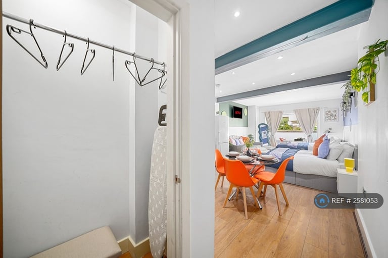 Studio flat in Roman Road, London, E3 (#2581053)