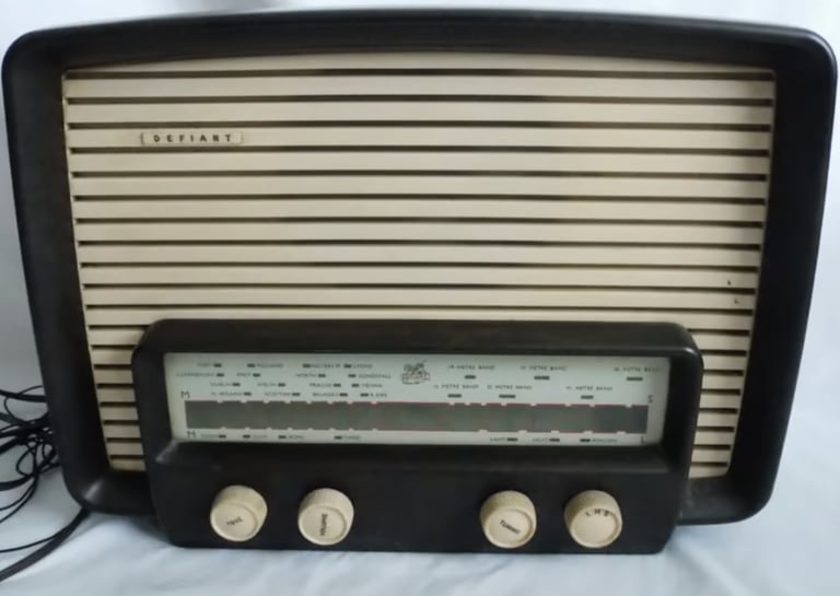 Vintage Defiant Radio For Spares / Repairs / Display Non working. Great display item