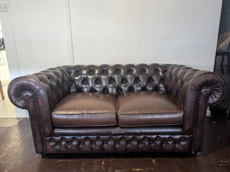 Superb Thomas Lloyd 2 seater chesterfield sofa in excellent condition.