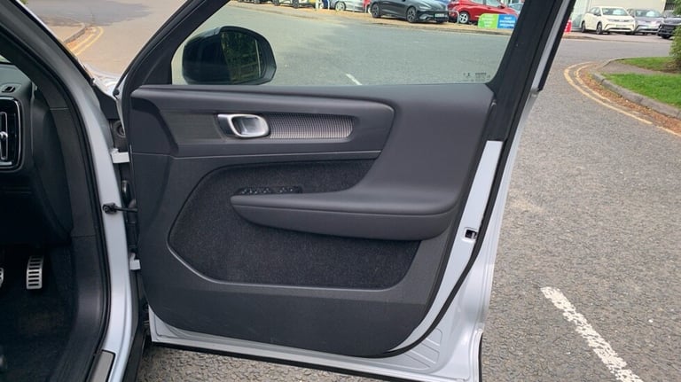 2020 Volvo XC40 R-Design, T3 automatic Estate Petrol Automatic