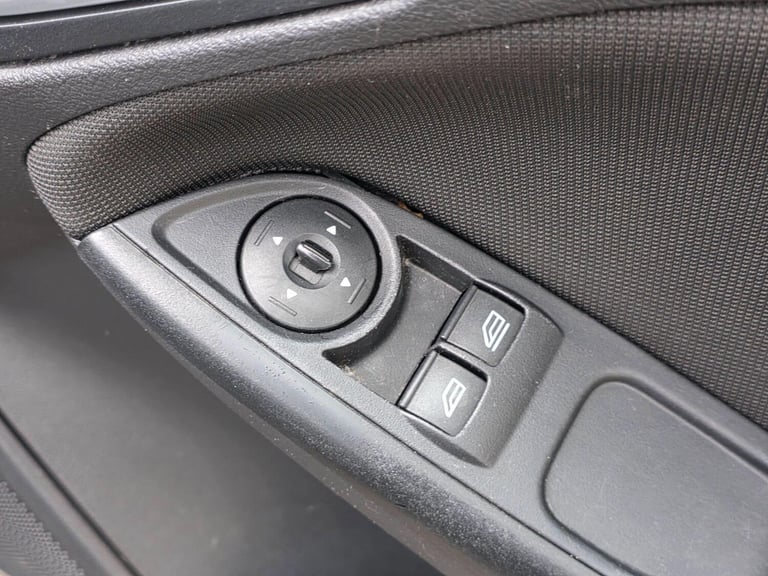 2013 Ford Focus 1.6 TDCi Zetec Euro 5 (s/s) 5dr Hatchback Diesel Manual