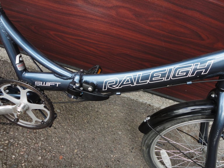 Raleigh swift folding bike, 20 inch wheels, 6 gears, aluminium frame, mud guards and rear rack