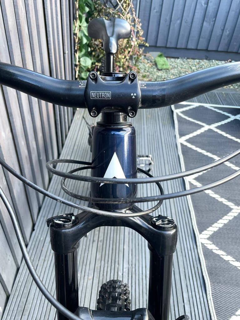 2022 Vitus Escarpe 27 CR mountain bike in velocity blue. 