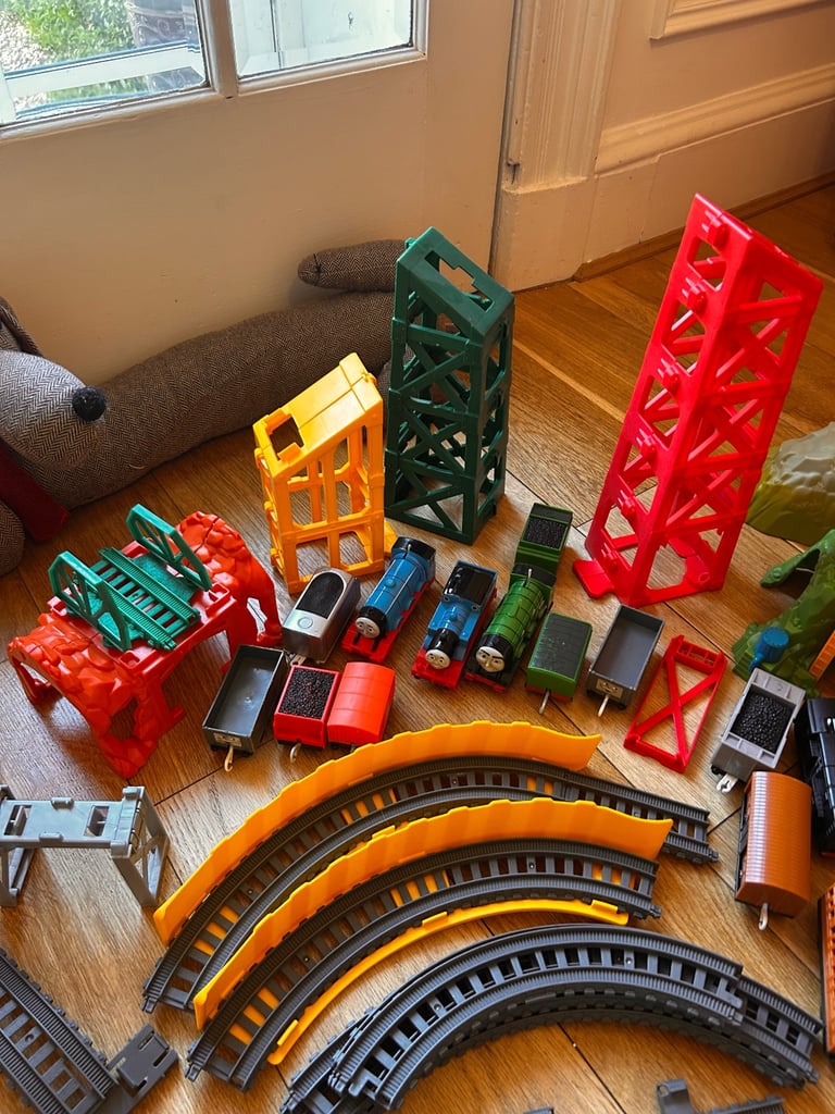 Thomas the tank engine joblot of trains, track and extension pieces 