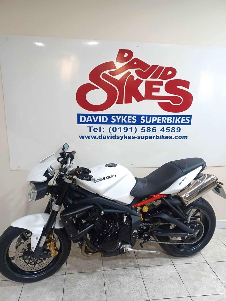 Triumph Street Triple 675-R 61-REG ONLY 411 DRY MILES WITH EXTRAS £5399.OTR
