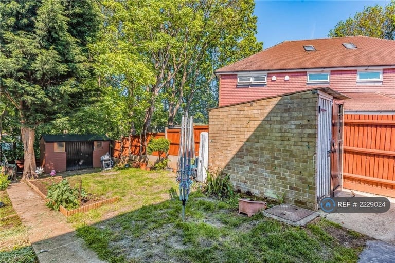 2 bedroom flat in Croft Close, Chislehurst, BR7 (2 bed) (#2229024)