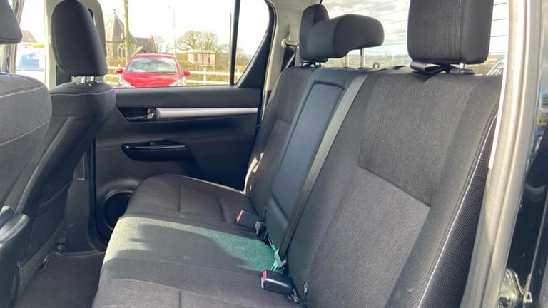 2019 Toyota Hilux 2.4 D-4D Invincible Pickup Double Cab 4dr Diesel Manual 4WD Euro 6 (s/s) (T Pic...