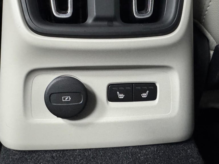 VOLVO XC40 1.5h T5 Recharge 10.7kWh Ultimate Dark Auto Euro 6 (s/s) 5dr 2023