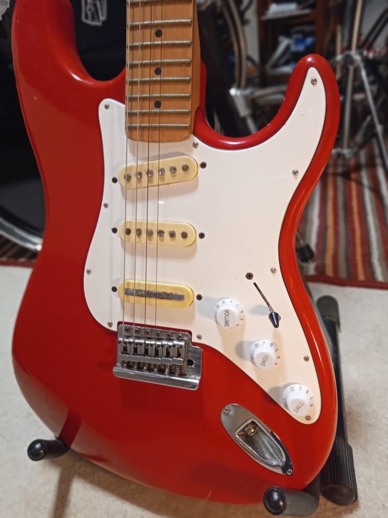 Marlin Sidewinder Strat Style Red electric guitar 4/4 Right 