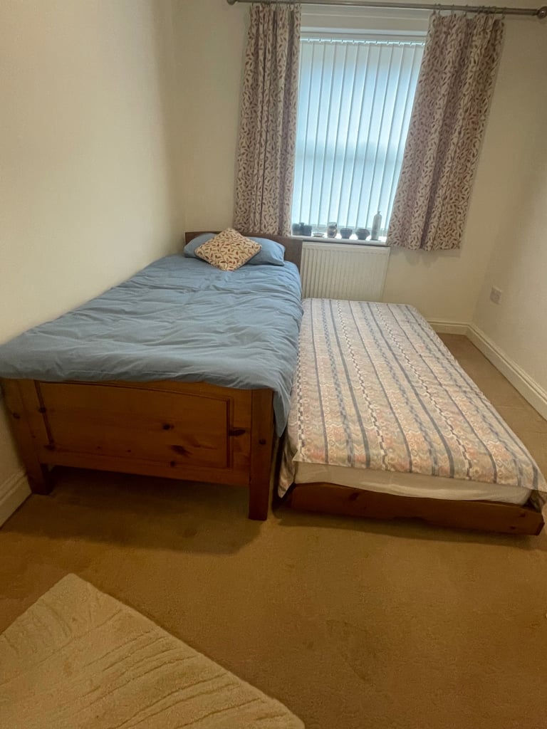 Single bed with separate truckle bed 