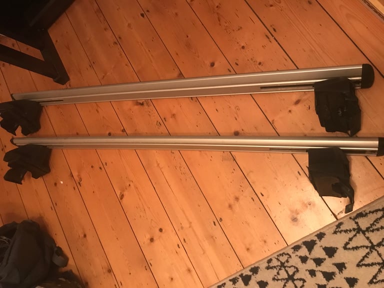 Thule Roof bar and fixings package 