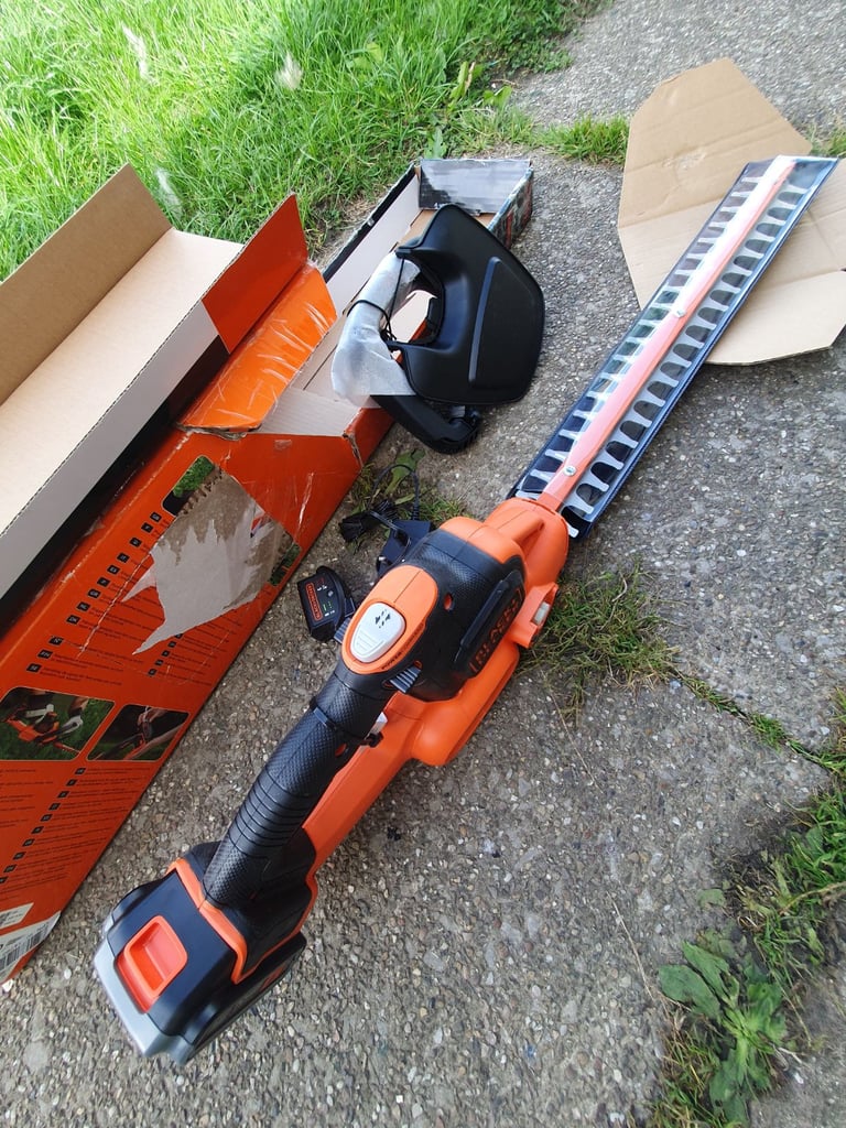 BLACK+DECKER Hedge Trimmer, 18V Lithium Ion Battery, 45cm blade 