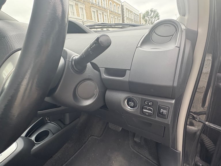 toyota YARIS,2006 1.3 automatic 5 doors,drives great, great condition , 90k miles,1 year mot,2 keys 