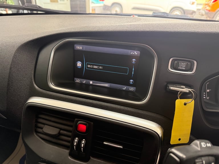 Volvo V40 1.6 T3 SE Blue Hatchback 61MPG Sat Nav WARRANTY 12 MONTHS MOT