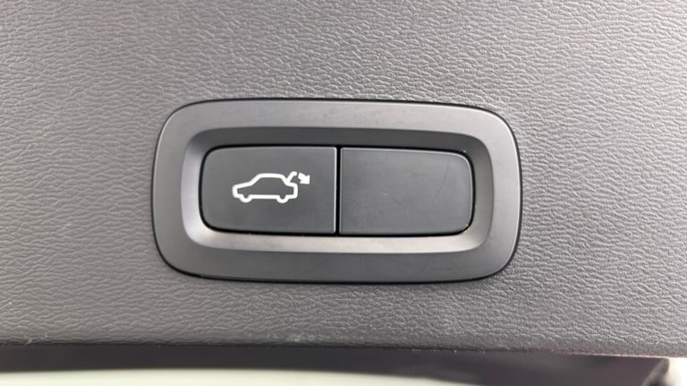 2021 Volvo XC40 Recharge R-Design, T5 plug-in hybrid (Power Tailgate, Sensus Navigation) Estate P...