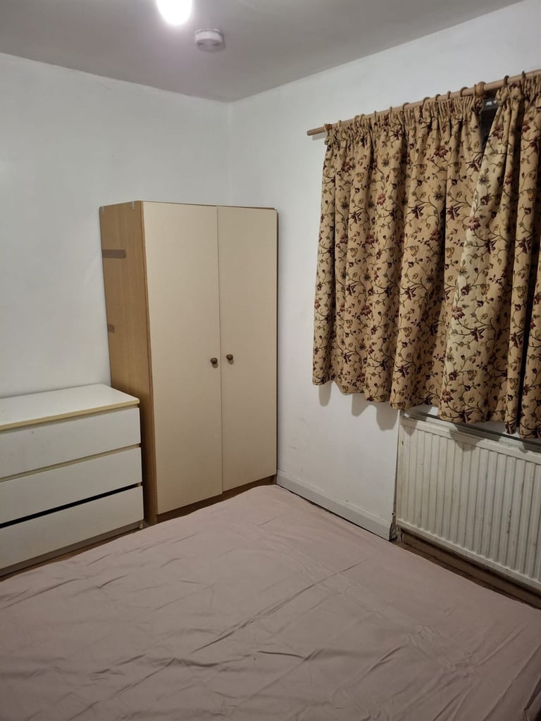 Double room to let rent  in central Swindon town home
