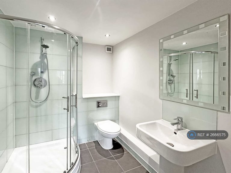 2 bedroom flat in George Street, Prestwich, Manchester, M25 (2 bed) (#2666575)