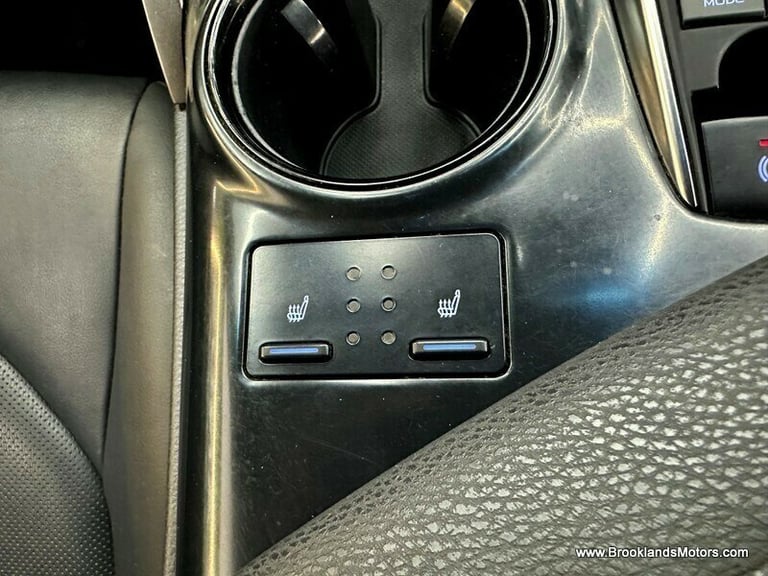 Toyota Camry 2.5 VVT-I DESIGN [SAT NAV, LEATHER, HEATED SEATS &amp; REVERSE CAMERA]