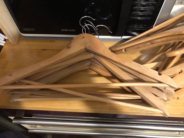 20 wooden Hangers