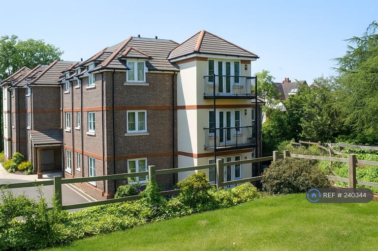 2 bedroom flat in Kingsdowne House, Godalming, GU7 (2 bed) (#240344)