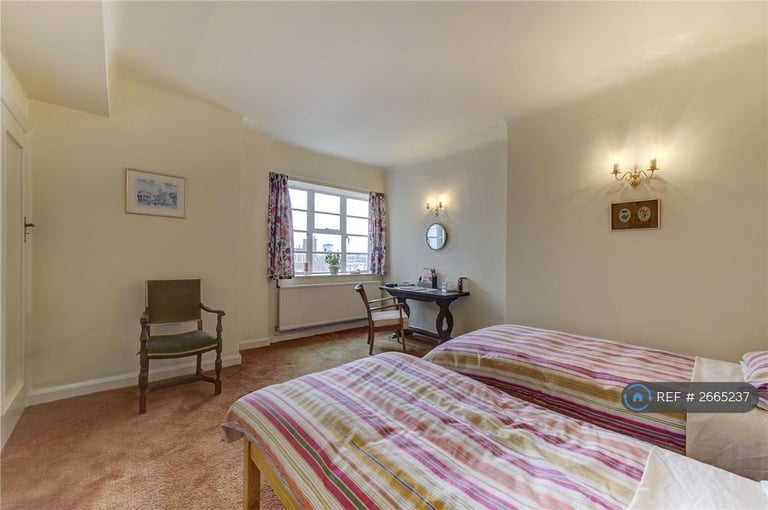 3 bedroom flat in Winchester Court, London, W8 (3 bed) (#2665237)